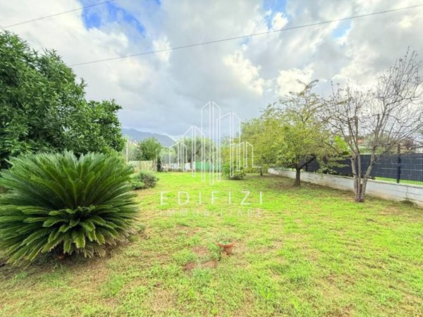 casa indipendente in vendita a Massa in zona Centro Storico