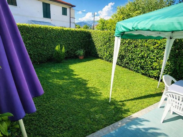 appartamento in vendita a Massa in zona Marina di Massa