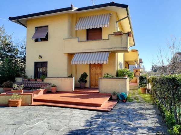 casa indipendente in vendita a Massa in zona Marina di Massa