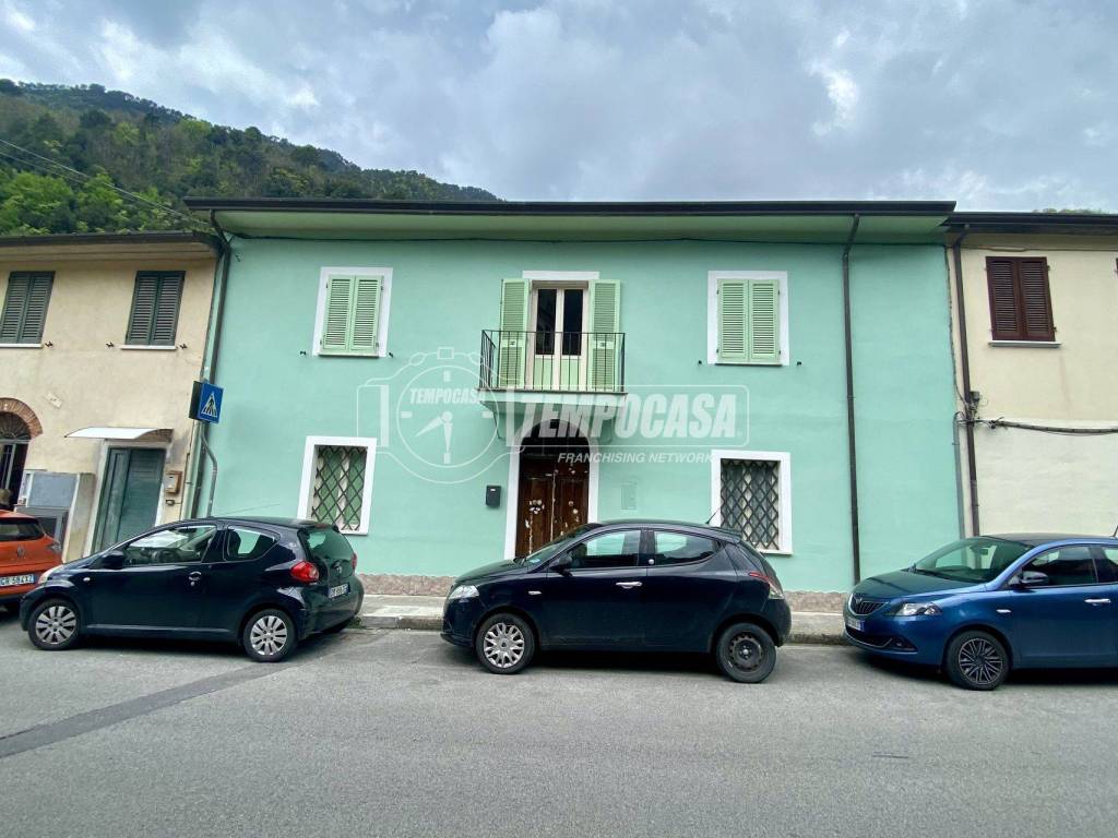 casa indipendente in vendita a Massa in zona Pariana