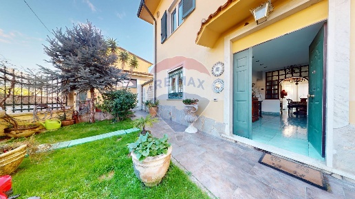 casa indipendente in vendita a Massa in zona Quercioli