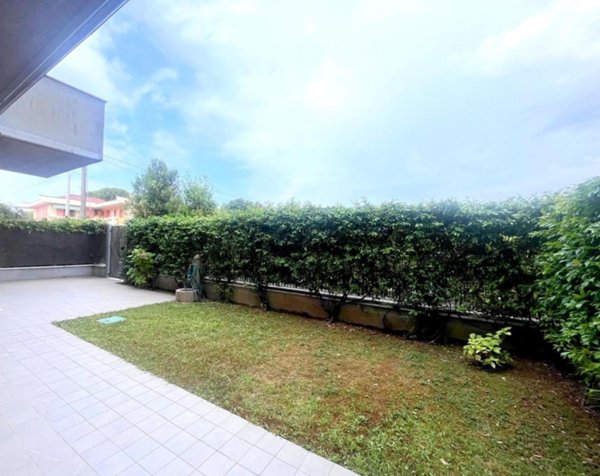 appartamento in vendita a Massa in zona Marina di Massa