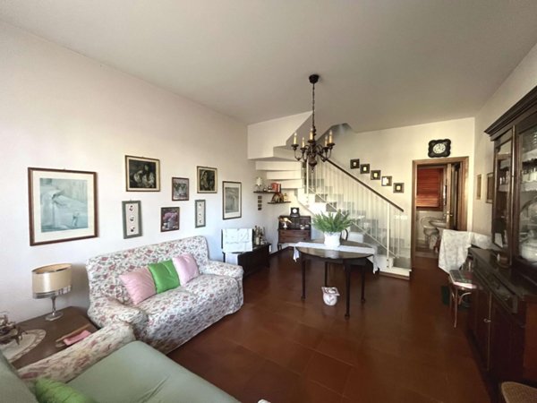 casa indipendente in vendita a Massa in zona Marina dei Ronchi