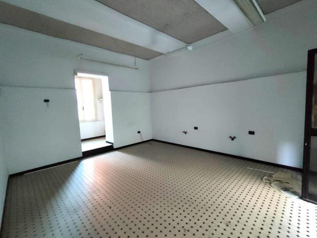 locale commerciale in vendita a Massa in zona Marina di Massa