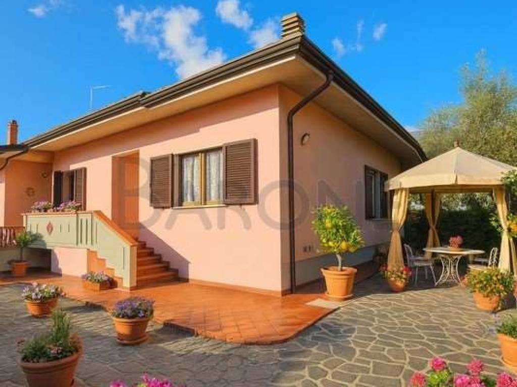 casa indipendente in vendita a Massa in zona Romagnano