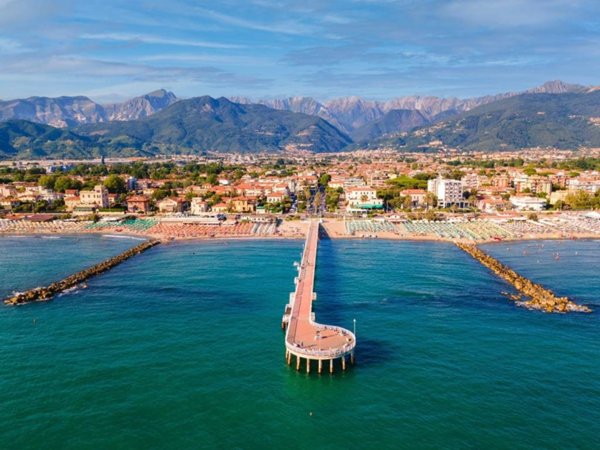 negozio in vendita a Massa in zona Marina di Massa