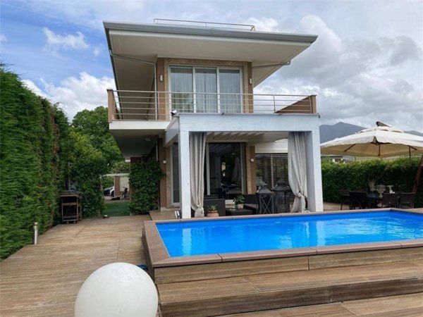 casa indipendente in vendita a Massa in zona Marina dei Ronchi