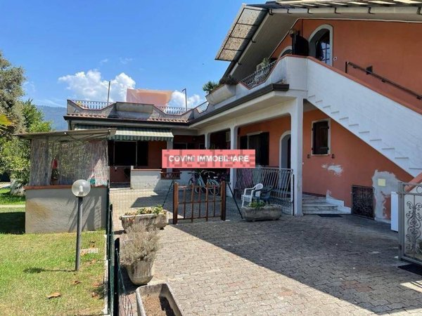 casa indipendente in vendita a Massa in zona Marina dei Ronchi