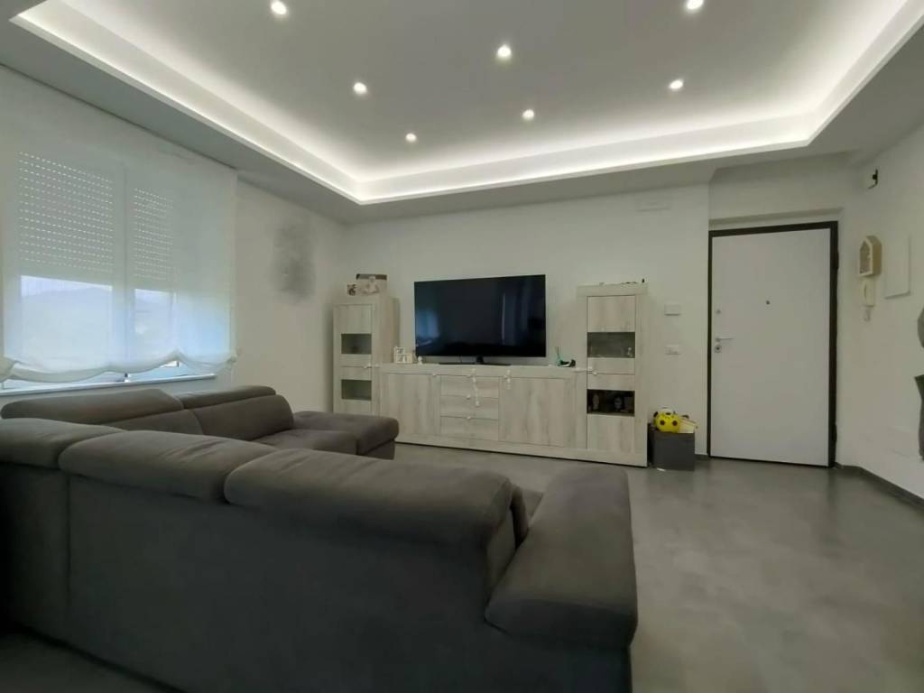 appartamento in vendita a Massa in zona Marina di Massa