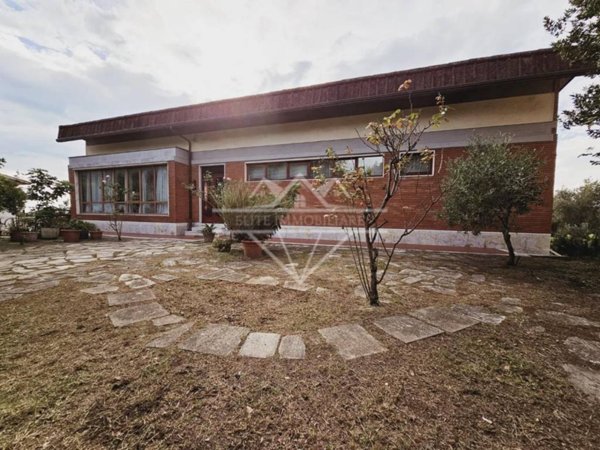 casa indipendente in vendita a Massa
