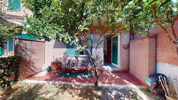 casa indipendente in vendita a Massa in zona Marina di Massa