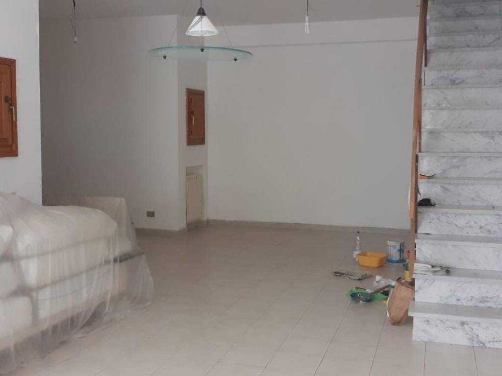 negozio in vendita a Massa in zona Marina di Massa