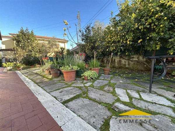 casa indipendente in vendita a Massa