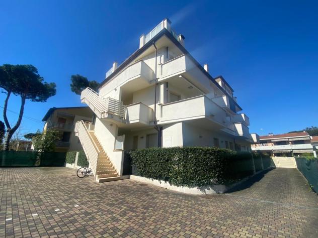 appartamento in vendita a Massa in zona Marina dei Ronchi