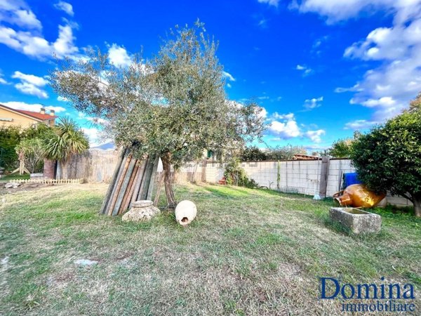 casa semindipendente in vendita a Massa in zona Marina di Massa