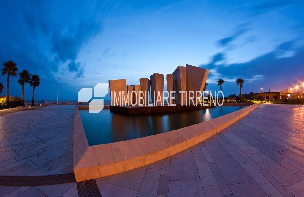 negozio in vendita a Massa in zona Marina di Massa