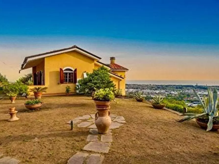 casa indipendente in vendita a Massa in zona Candia