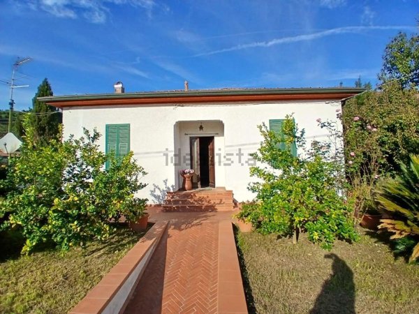 casa indipendente in vendita a Massa in zona Romagnano