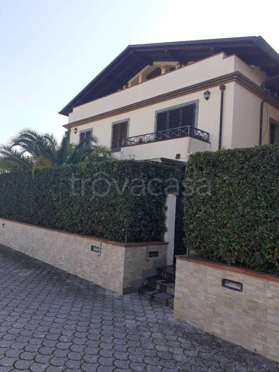 appartamento in vendita a Massa in zona Marina di Massa