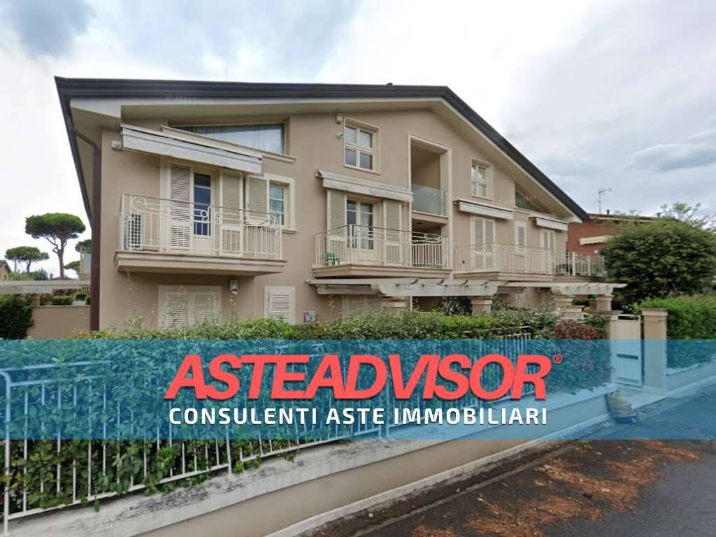 appartamento in vendita a Massa in zona Marina di Massa