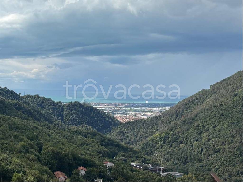 appartamento in vendita a Massa in zona Antona