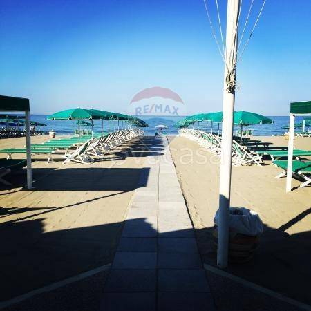 negozio in vendita a Massa in zona Poveromo