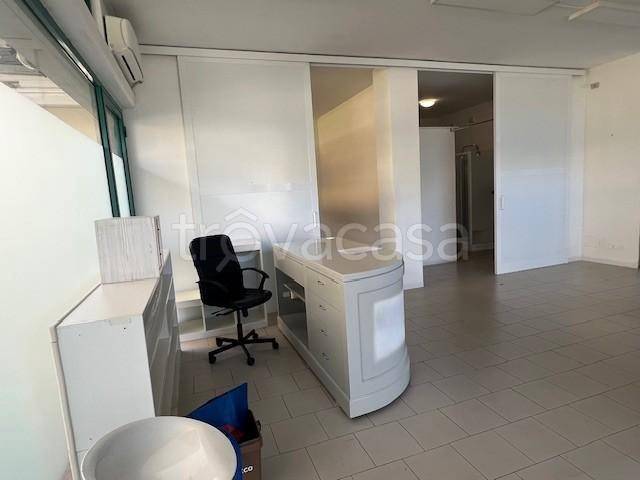 negozio in vendita a Massa in zona Marina di Massa