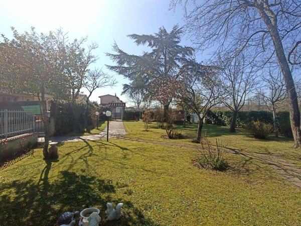 casa indipendente in vendita a Massa