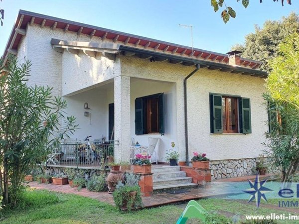 casa indipendente in vendita a Massa in zona Marina di Massa