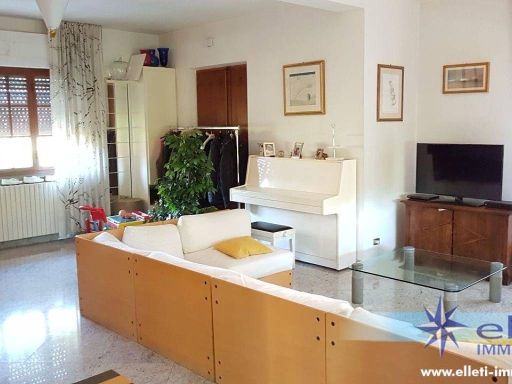 casa indipendente in vendita a Massa in zona Marina di Massa