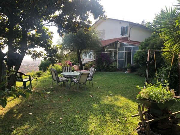 casa indipendente in vendita a Massa