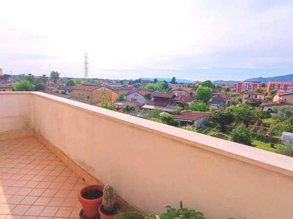 appartamento in vendita a Massa in zona Marina di Massa