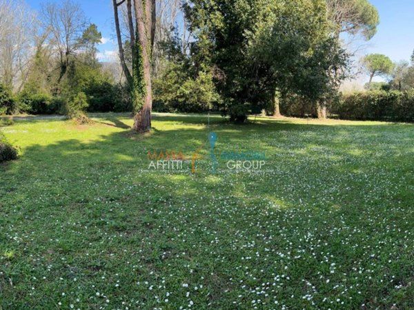 appartamento in vendita a Massa in zona Marina dei Ronchi