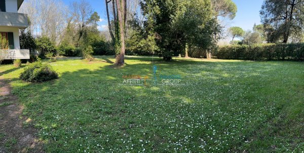 appartamento in vendita a Massa in zona Marina dei Ronchi