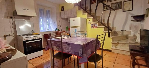 casa indipendente in vendita a Massa