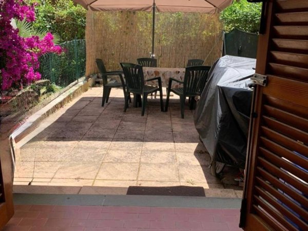 appartamento in vendita a Massa in zona Marina di Massa