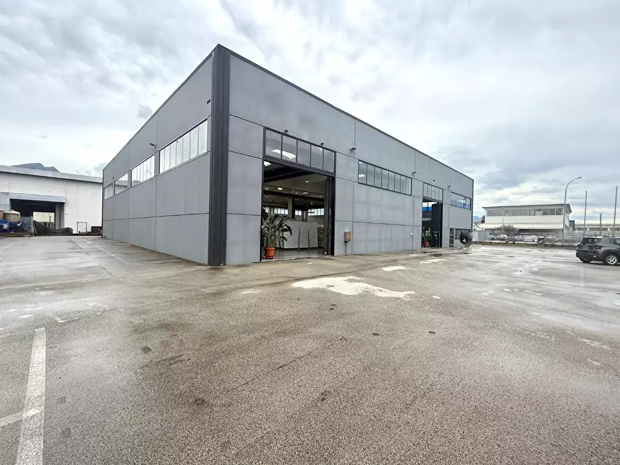 negozio in vendita a Massa