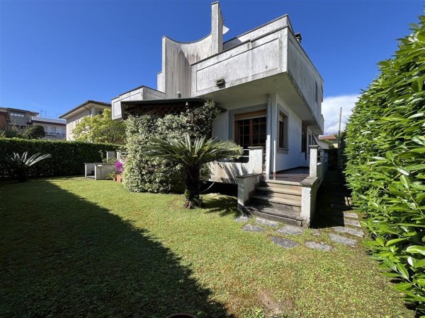 casa indipendente in vendita a Massa in zona Marina dei Ronchi