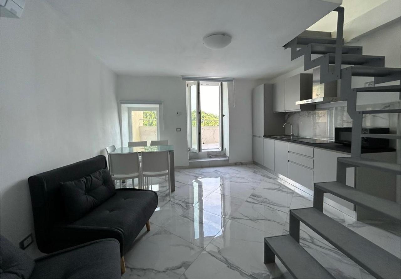 appartamento in vendita a Massa in zona Antona