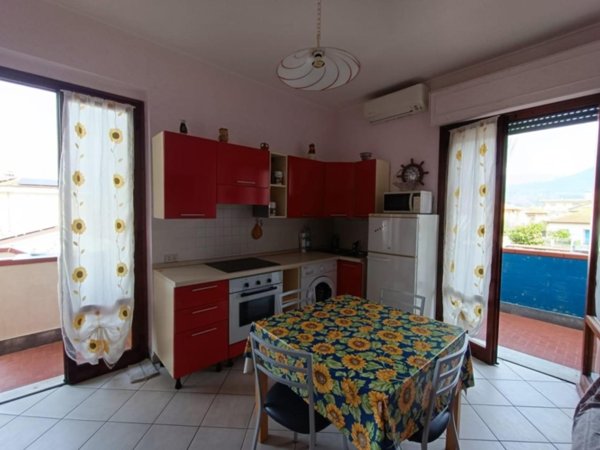 appartamento in vendita a Massa in zona Marina di Massa