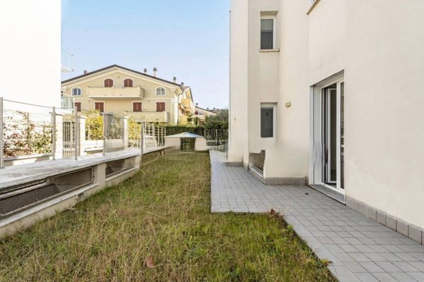 appartamento in vendita a Massa in zona Marina dei Ronchi