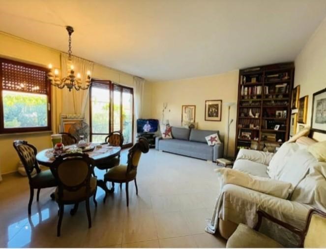 appartamento in vendita a Massa in zona Marina di Massa