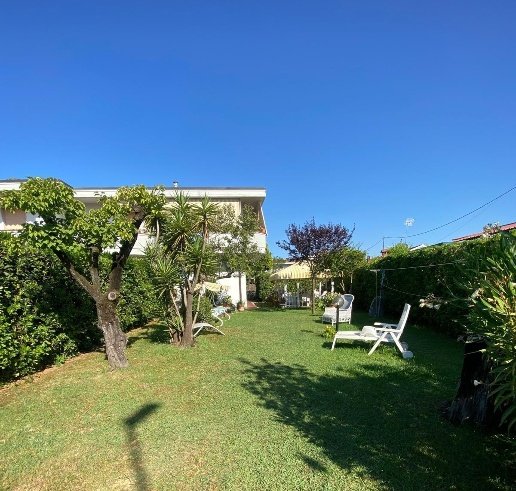 appartamento in vendita a Massa in zona Marina di Massa