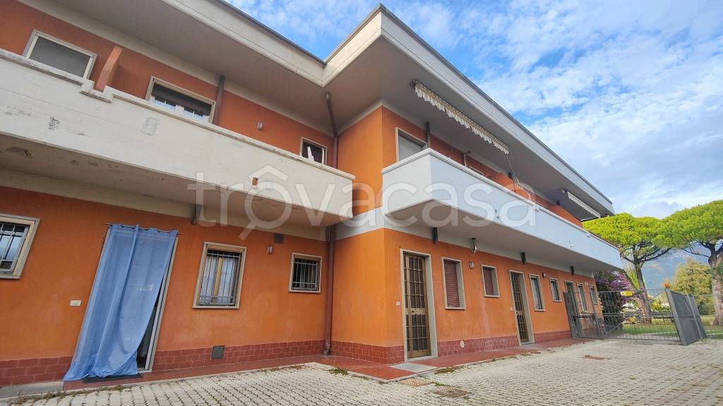 appartamento in vendita a Massa in zona Marina di Massa