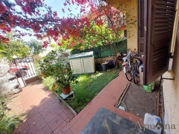 casa indipendente in vendita a Massa