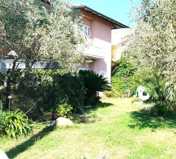 casa semindipendente in vendita a Massa in zona Marina di Massa