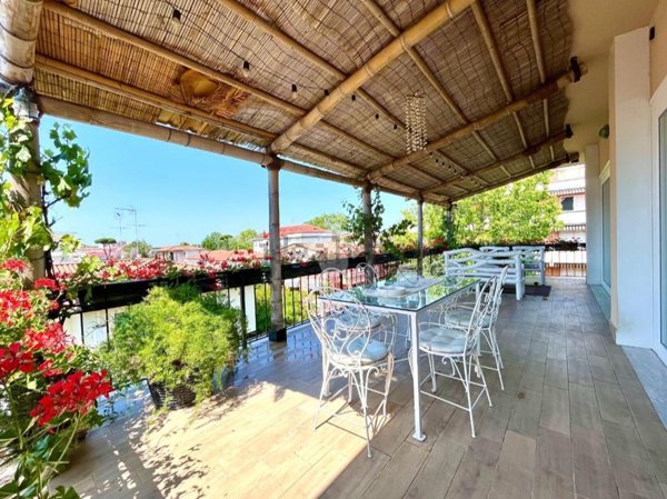 appartamento in vendita a Massa in zona Marina di Massa