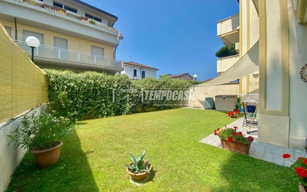 appartamento in vendita a Massa in zona Marina di Massa