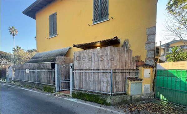 appartamento in vendita a Massa in zona Marina dei Ronchi