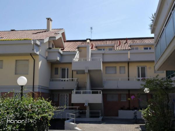 appartamento in vendita a Massa in zona Marina di Massa